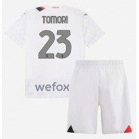 AC Milan Fikayo Tomori #23 Bortedraktsett Barn 2023-24 Kortermet (+ Korte bukser)